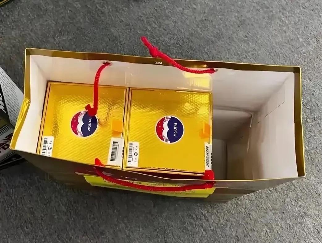 挺贵的就包装设计不合理，只能放二瓶酒