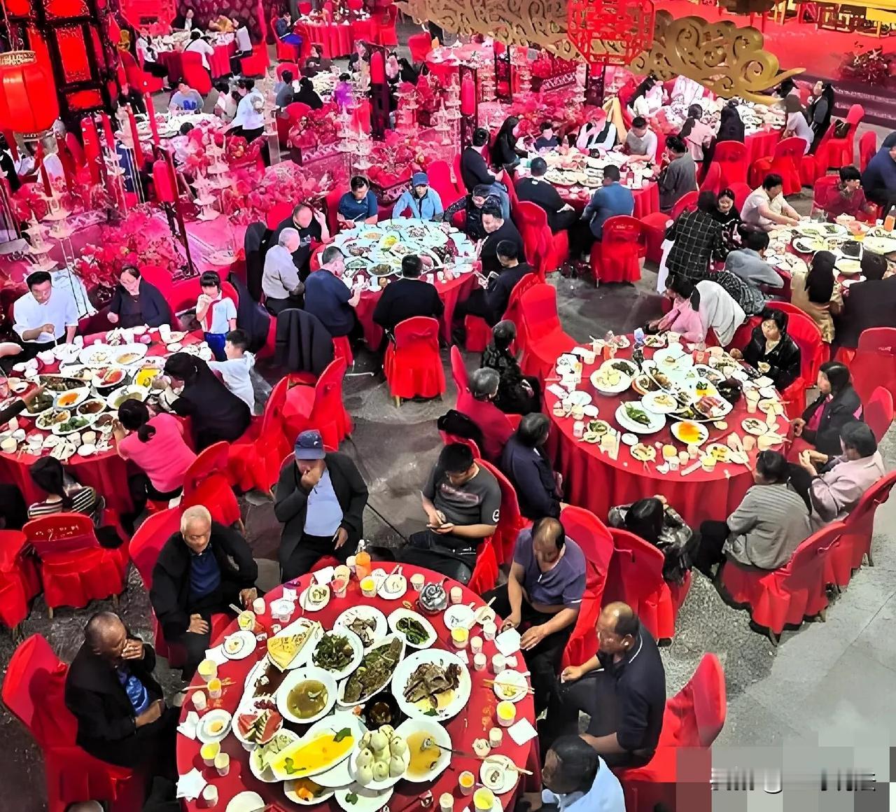 浙江嘉兴，一老板嫁女儿大摆宴席，委托猪肉商采买食材，老板要求，要买东星斑、帝王蟹