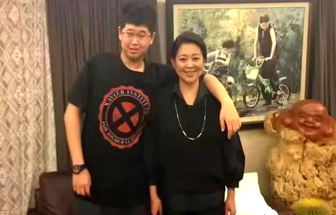 倪萍崩溃：我倾家荡产救你，你却要让我们家绝后？庐山，大雾。倪萍对着镜头，眼