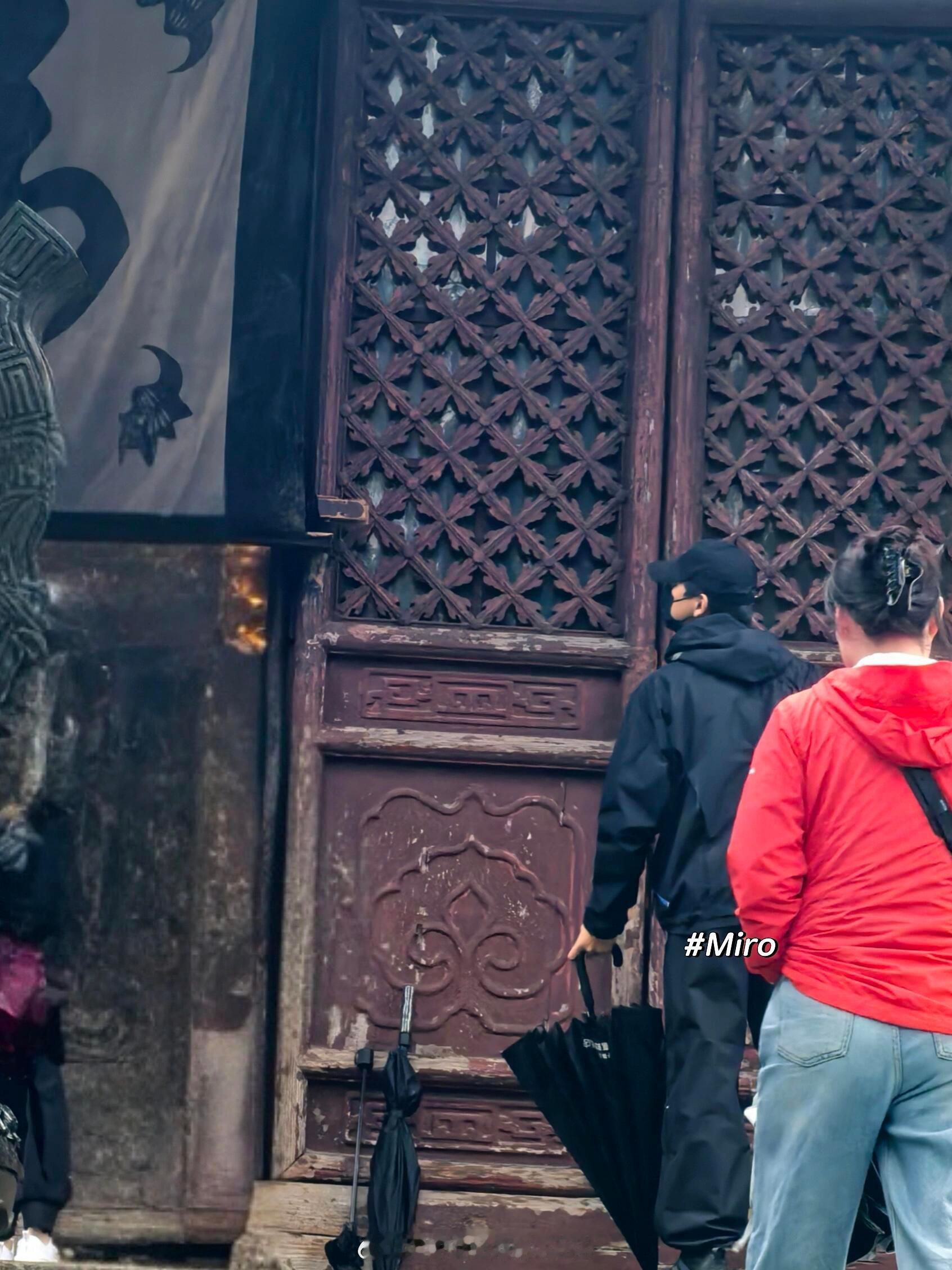 低精力人去一个地方就要累趴了李现两天打卡了四个寺庙李现摄影特种兵