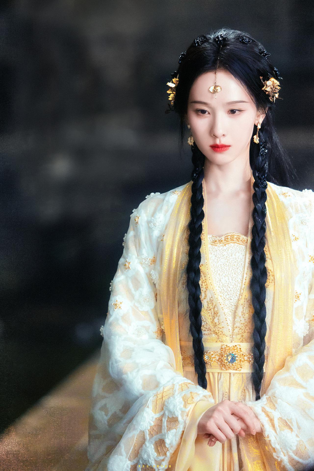 星稀河影转，霜重月华孤。”陈都灵在《雾妄言》里的古装造型，完美诠释了这句诗的意