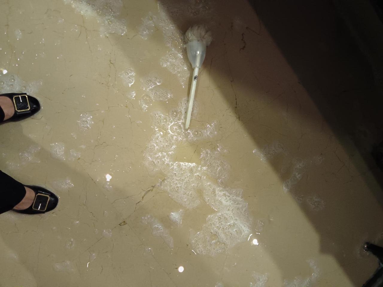 前几天，有一间客房被客人弄得臭气熏天，尤其是洗手盆附近，气味格外刺鼻。打扫卫生时