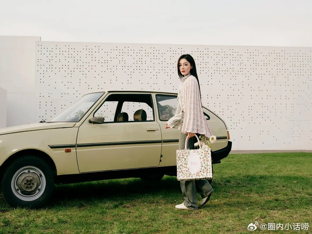 迪丽热巴的巴黎时装周出发图，太带派了。闪耀巴黎啊