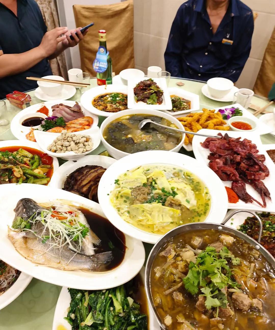 我们重庆荣昌安陶小镇的一个酒店，包这桌席才588元，十几道菜还是挺划算的，还送水