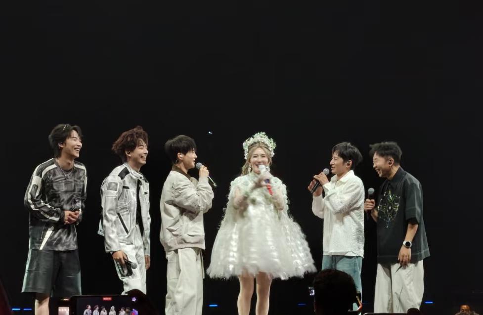 谢娜演唱会网友反映超过预期，好评不少。最好的朋友李小冉与她同台演绎现场版心愿便