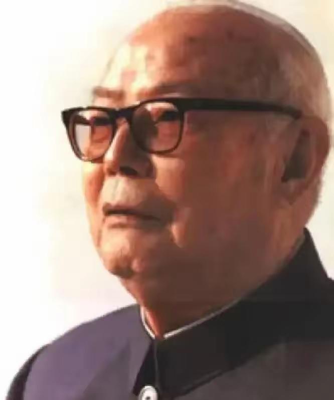 1978年谷牧带着二十多个高干去西欧五国转了一圈，回来汇报从下午三点半讲到深夜十