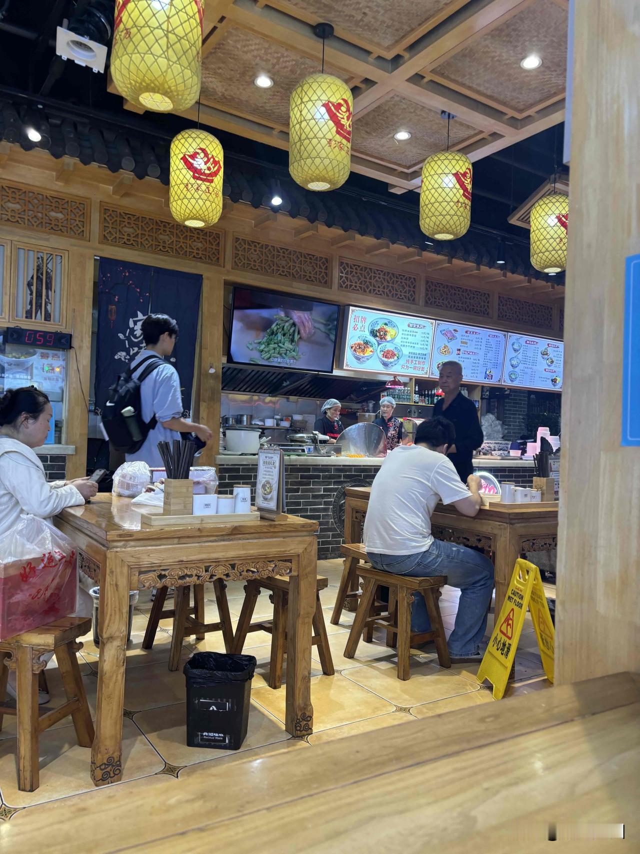 昨晚在西安吃的肉丸糊辣汤，店名叫彭家正汤西安糊辣汤，这店还卖面食等，这店西安加盟