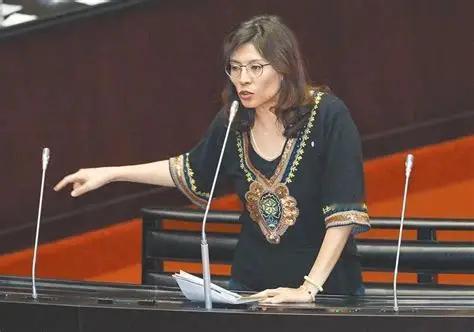 就国民党主席郑丽文日前发表“即便台湾不宣布独立，大陆若武力统一也将抵抗”的言论。