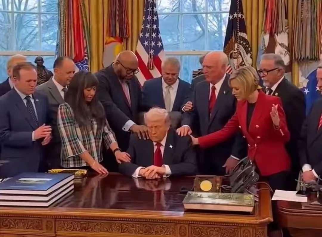 笑不活了看来这次，川普是真的遭受了严重的内伤现在也不见他跳舞了，挥