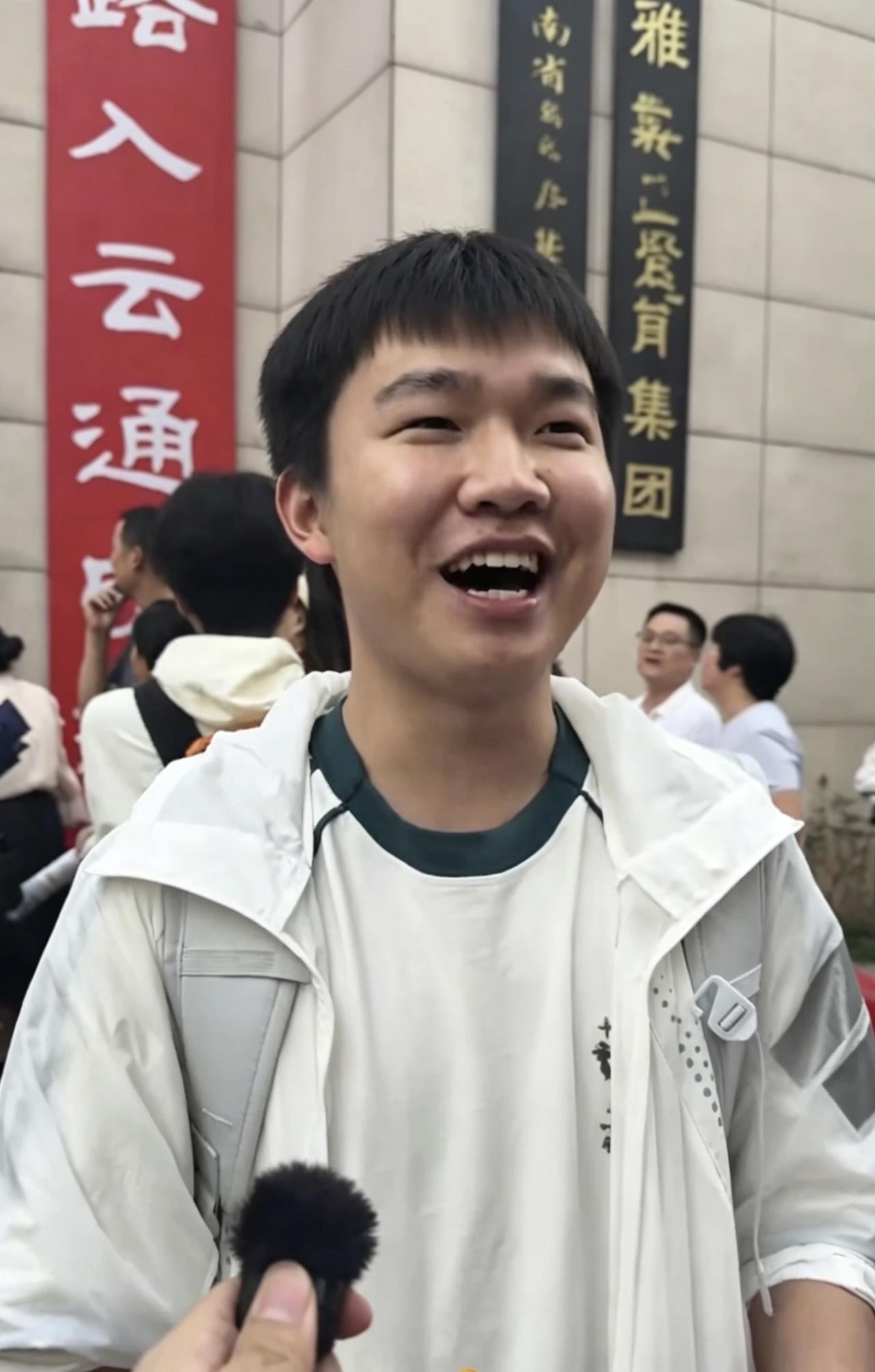 自信小伙高考估分670+数学125分，想让英语作文登上官方版面。小伙出考场非