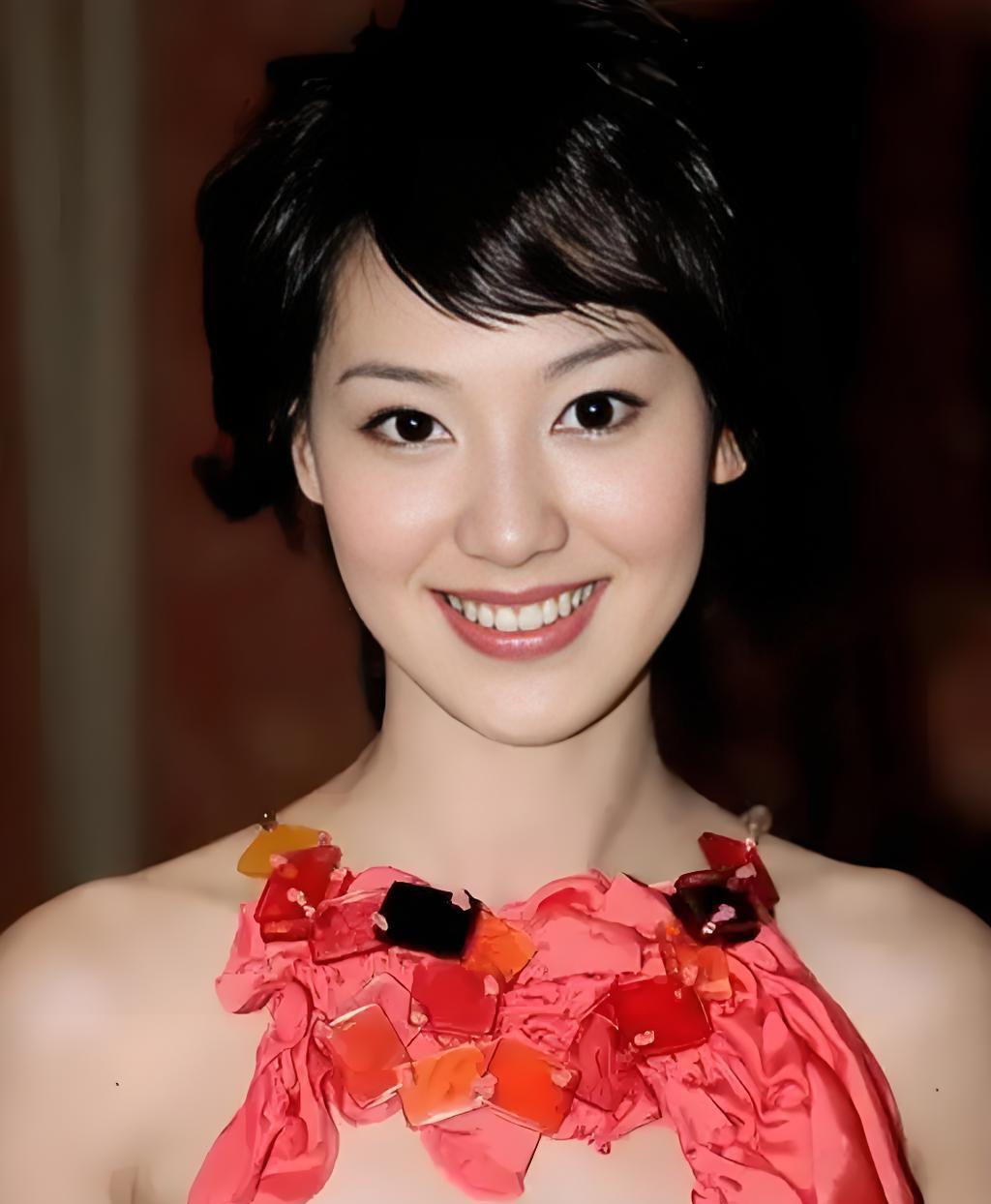 果然“人红是非多”！她曾是央视最美女主持，却惨遭网友传播各种谣言，连尼格买提都和