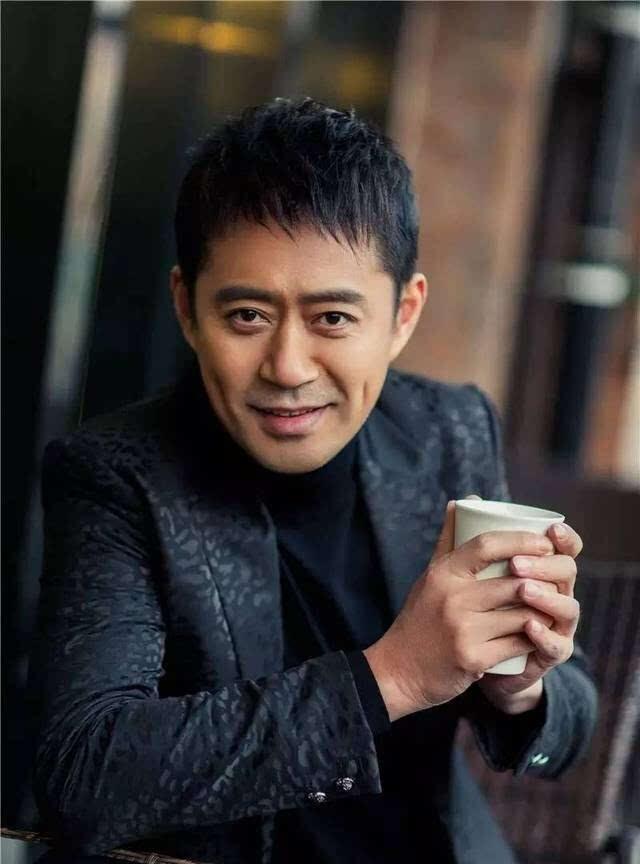 他其实长得挺帅的，观众缘也挺好的，演技非常棒，是朴实无华的好演员，可为什么出道2