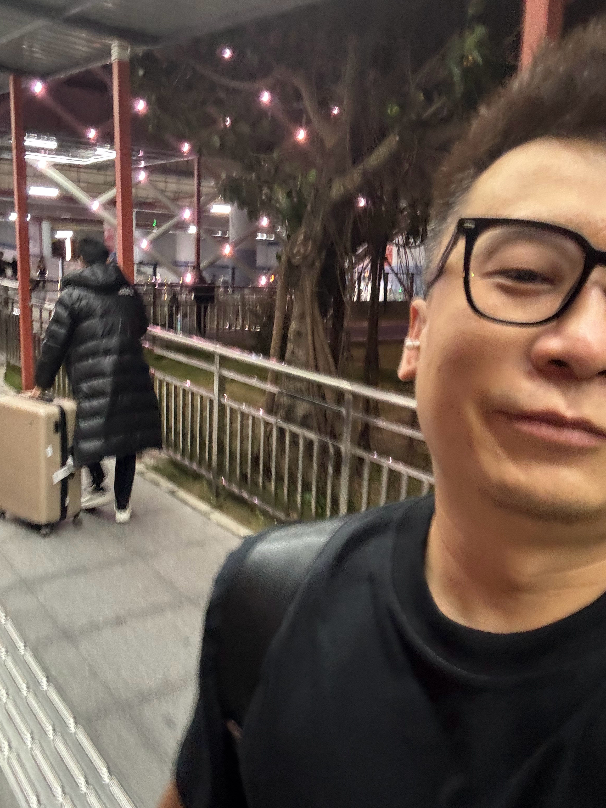 落地广州。我短袖，前面的哥们长羽绒服。​​​