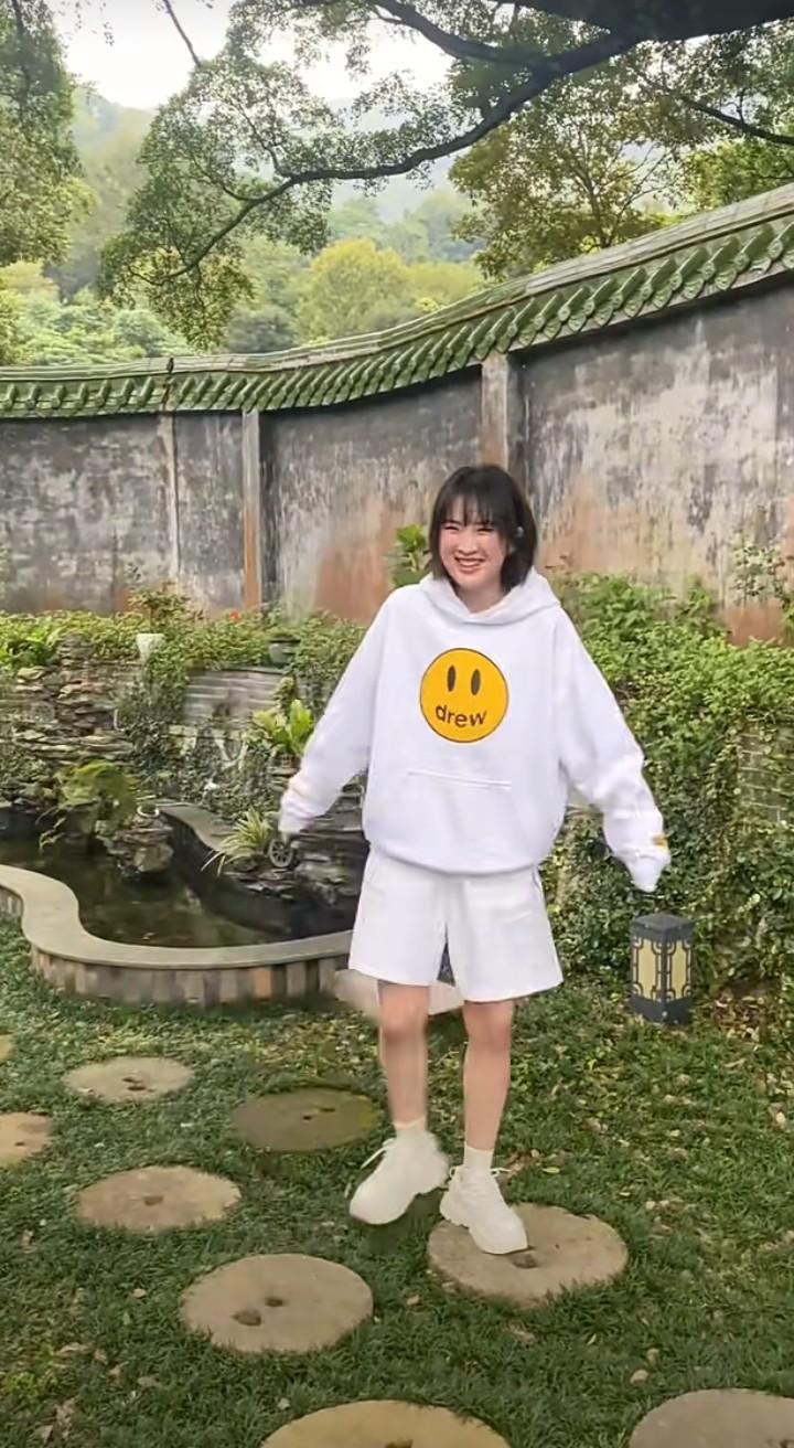 《老舅》剧组聚餐，郭京飞刚要买单，姚安娜直接“抗议”。这姑娘是真不装。零下十