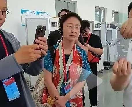 所以说，历史是任人打扮的小姑娘，真相永远藏在最深的迷雾之后。历史亦没有真相，因为