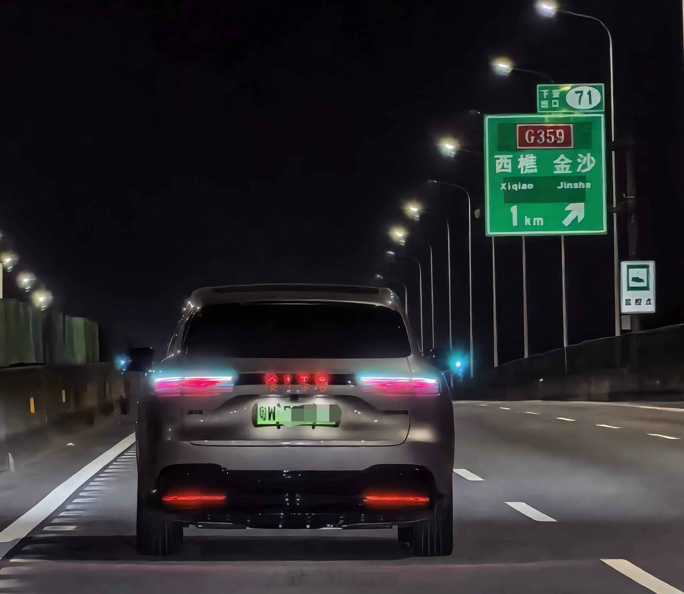 开着问界M6跑高速，路上偶遇了一位车友。果断跟上，俩车一起打开智驾，小蓝灯