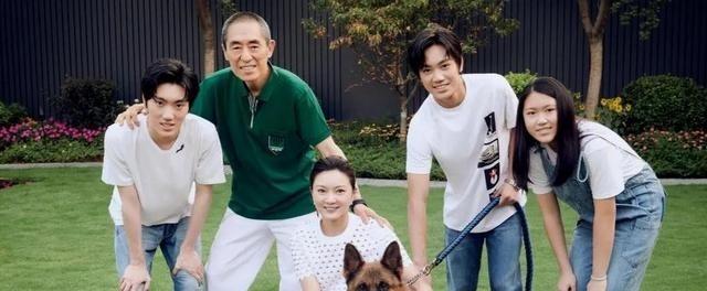 “我怀孕了，怎么办？”张艺谋则冷静地说道：“我给你两个选择，要么打掉孩子上学，要