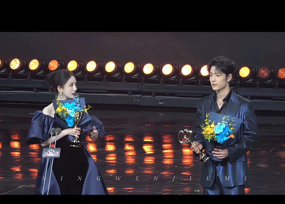 我问闺蜜，不就是一个座位，这帮人争来争去有必要吗？闺蜜白了我一眼，脱口而出：