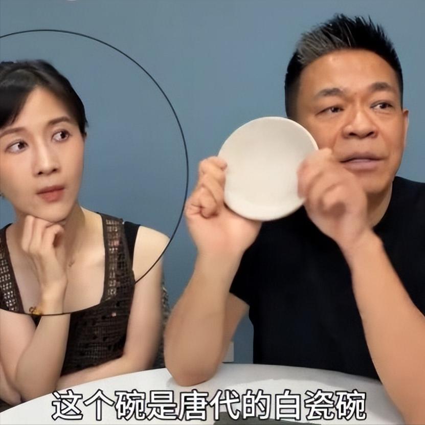 老辈子明星，有钱的程度超乎想象！孙浩和papi酱直播时，随手拿起一件白色瓷器，语