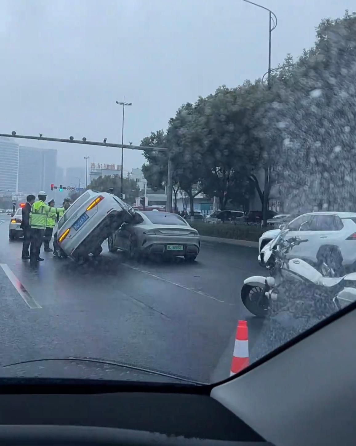不是小米汽车刷不到系列，短短不到十分钟的短视频，刷到了四五个角度不同的视角。