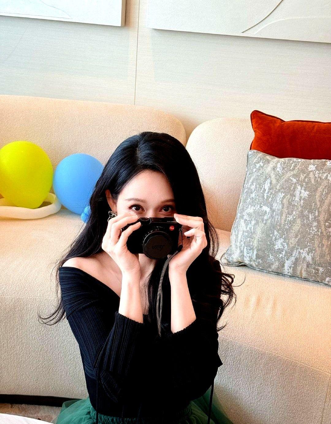 各位47岁的陈乔恩，状态真绝了！提前庆生，照片里她头戴金冠，被鲜花气球簇拥，