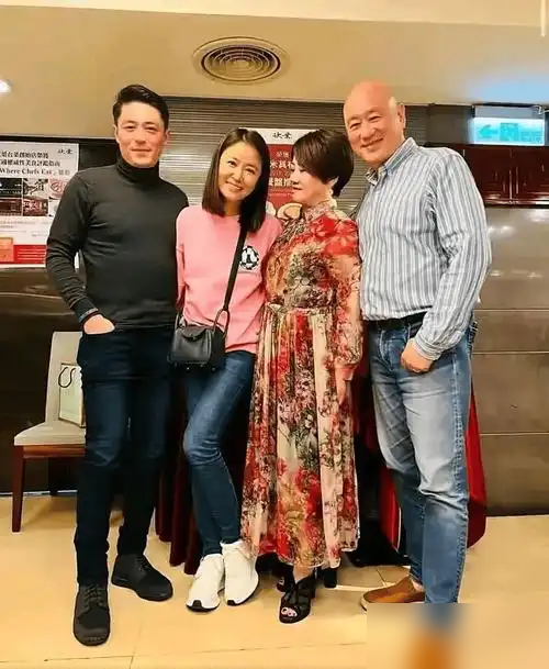 霍建华搂着70岁岳母在台上跳舞，林心如就在旁边看着。林心如她爸过70大寿，摆了20多桌，徐若瑄、蓝心