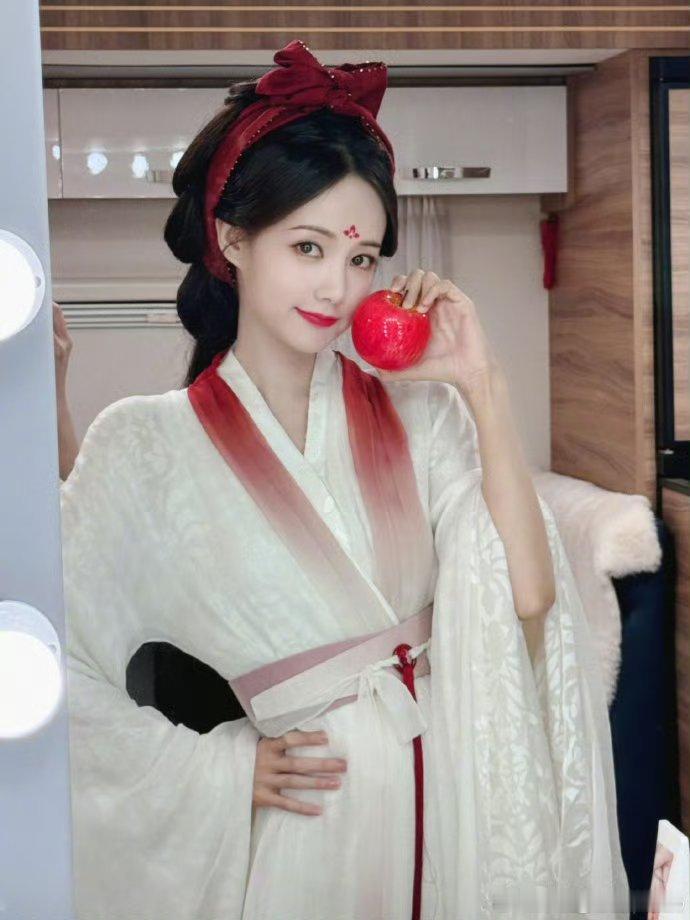 李一桐的男主包场101哇咔咔，李一桐新剧《书卷一梦》喜提"男主101"应援天团！