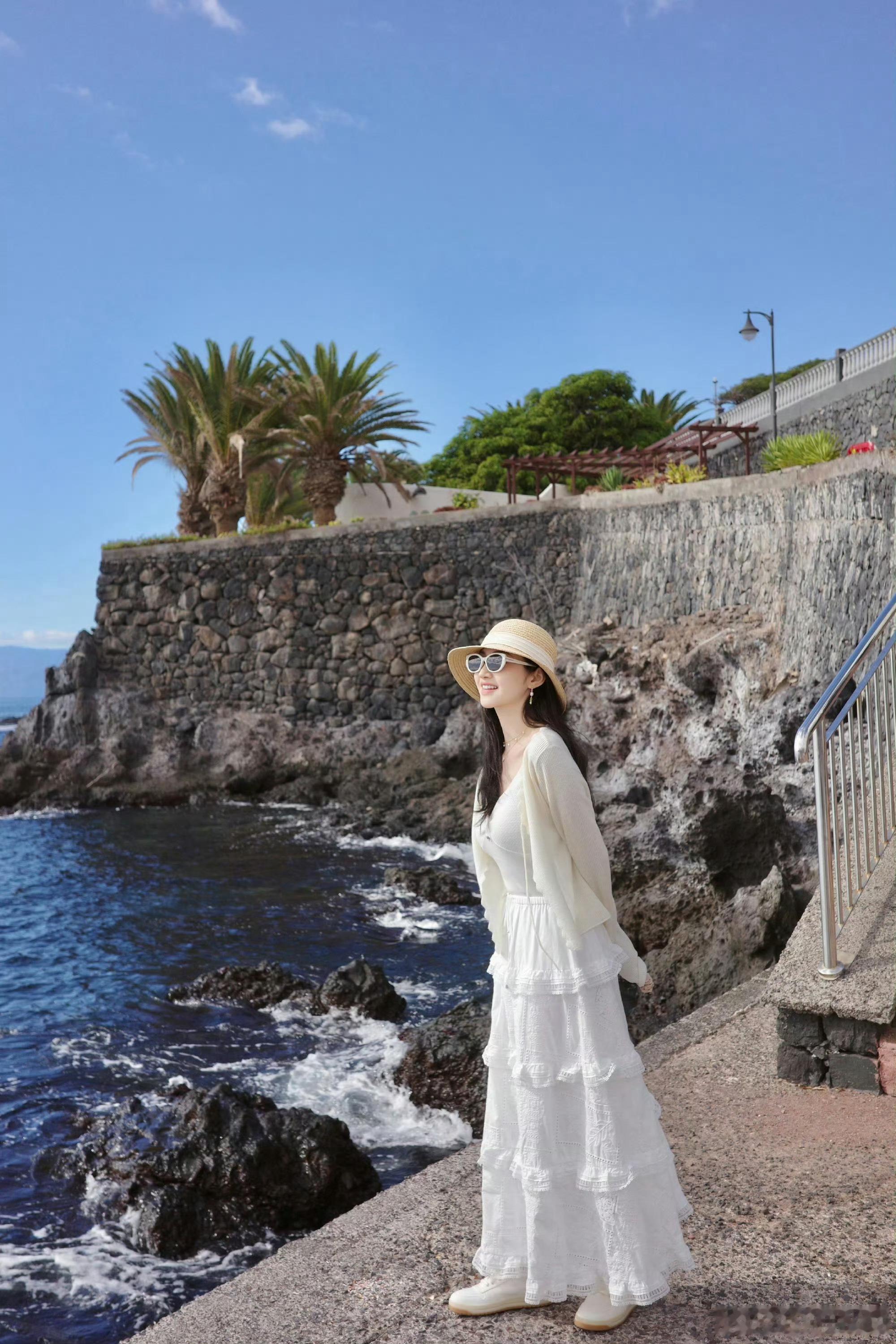 景甜白到发光的旅游照姐姐太美了，皮肤本来就白，在阳光下白的发光了状态好好呀～