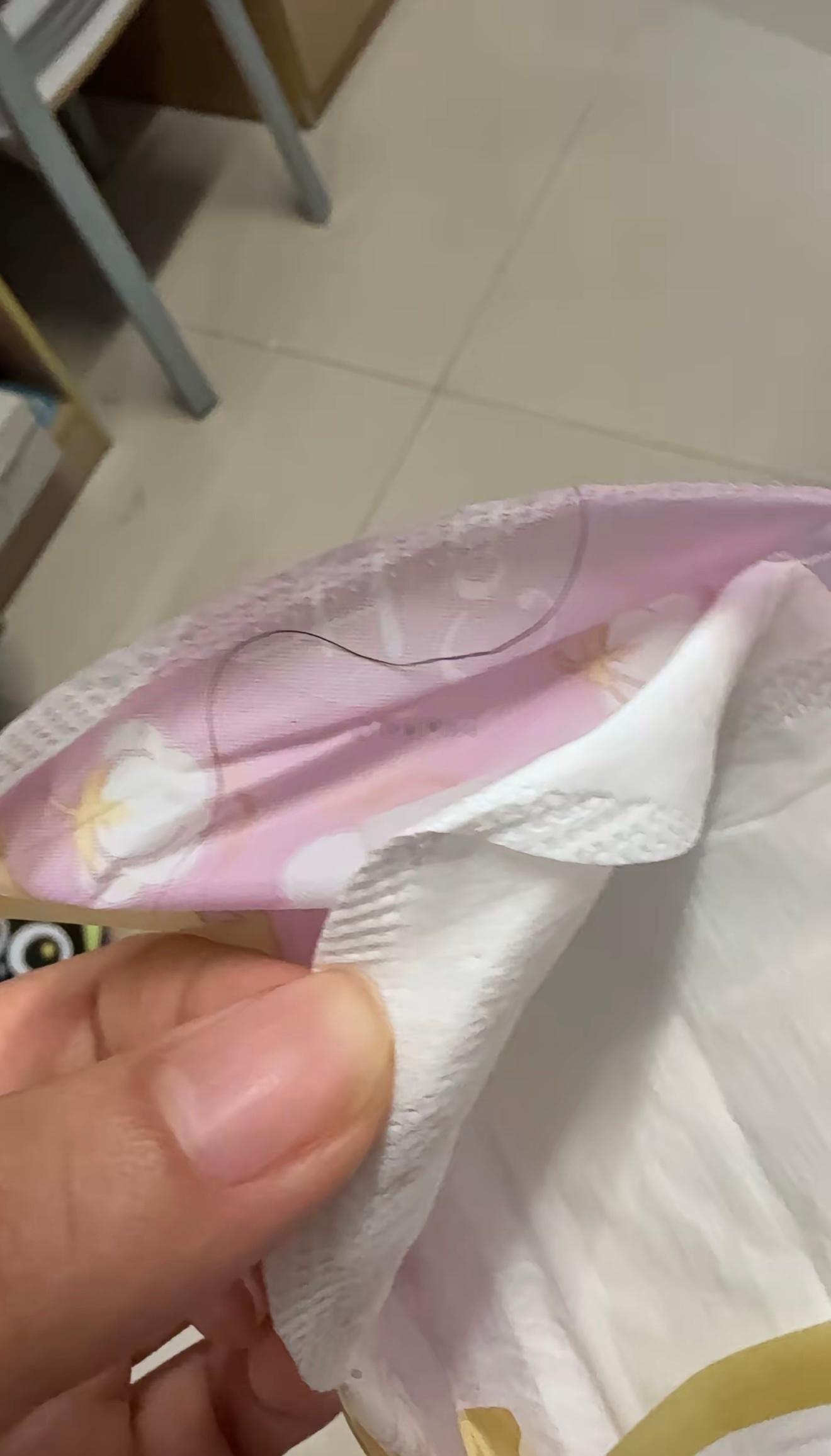 女子吐槽全新未拆封，打开有毛！