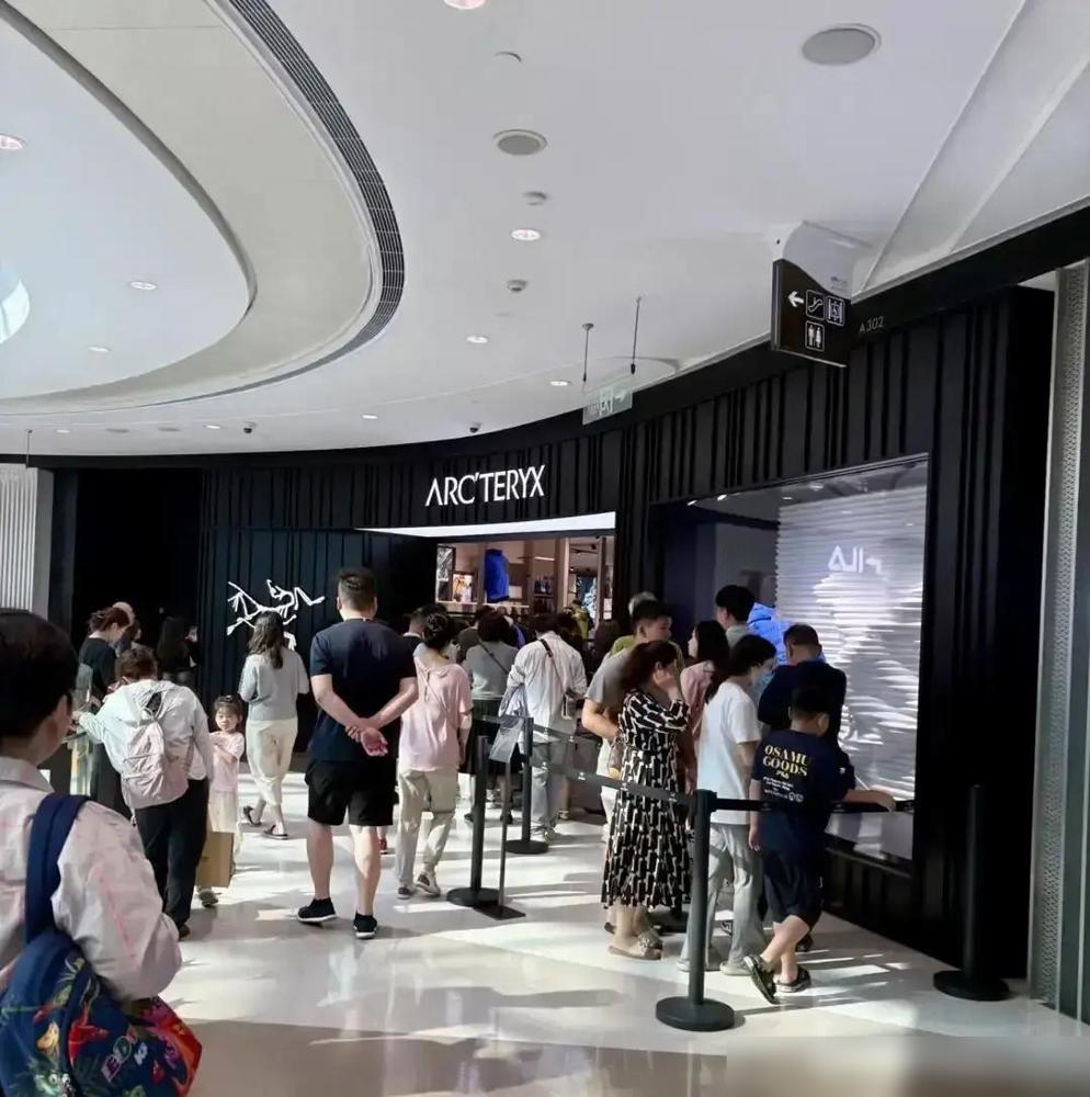 加价2000还抢不到，三亚始祖鸟疯了。出差三亚免税城，AlphaSV货架空得只