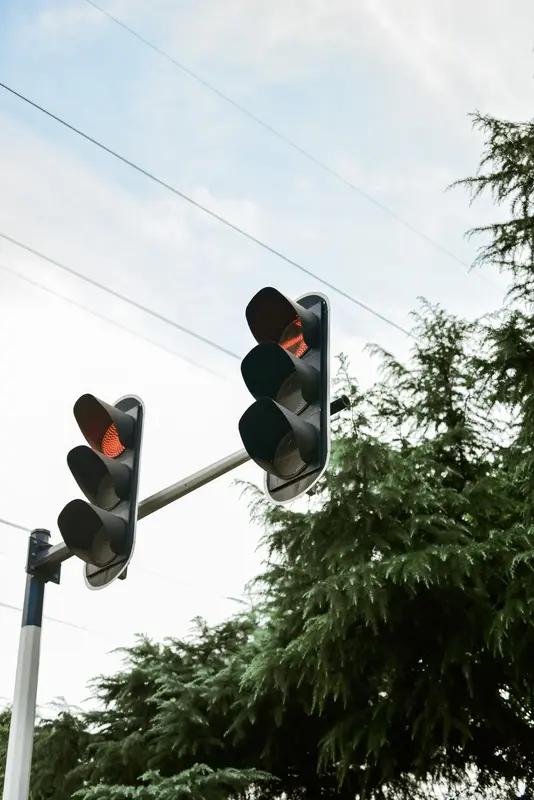 开车20年，头一回听说：信号灯倒计时，没了！你开车过路口，习惯性抬头看一眼倒