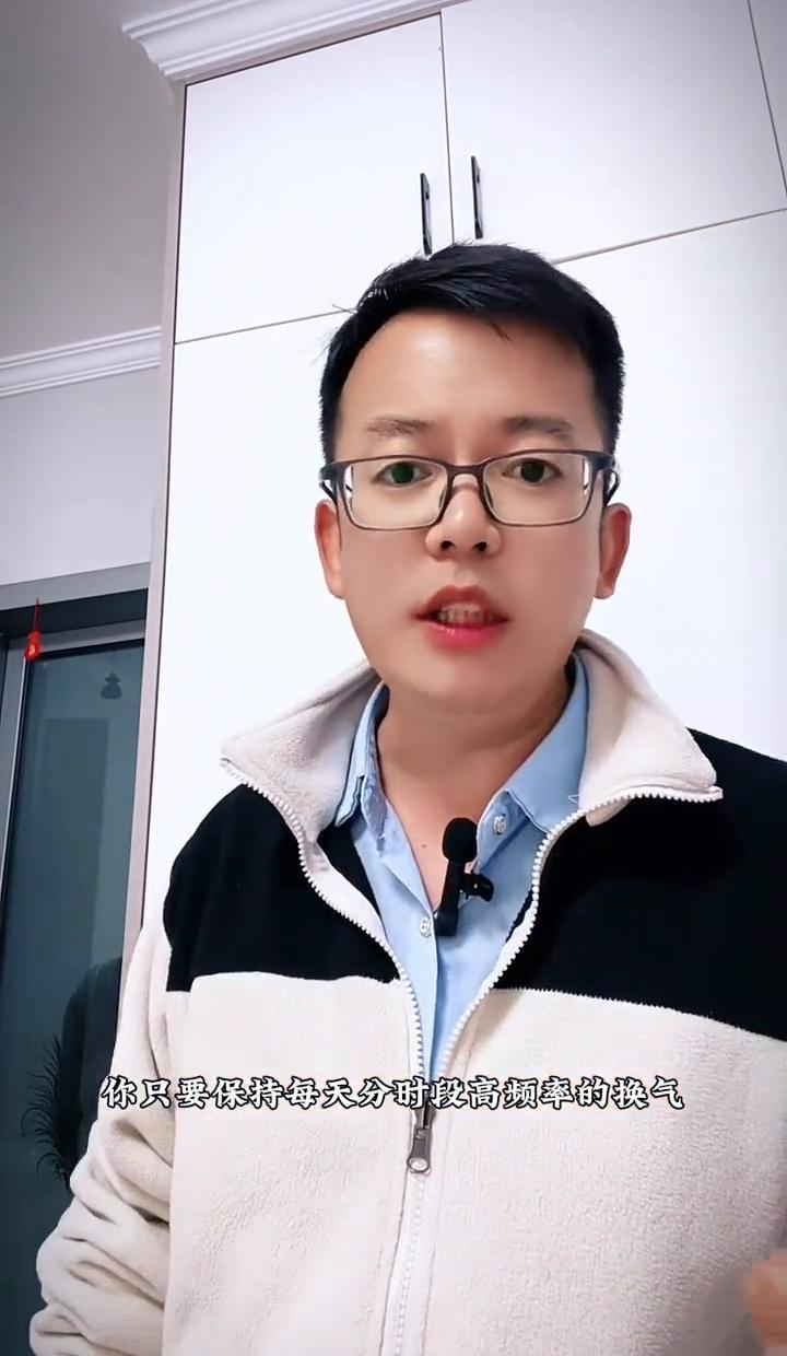 别信什么“一贴就干净”，甲醛不是蚊子，拍死就完事。它藏在板子里，三年五年往外