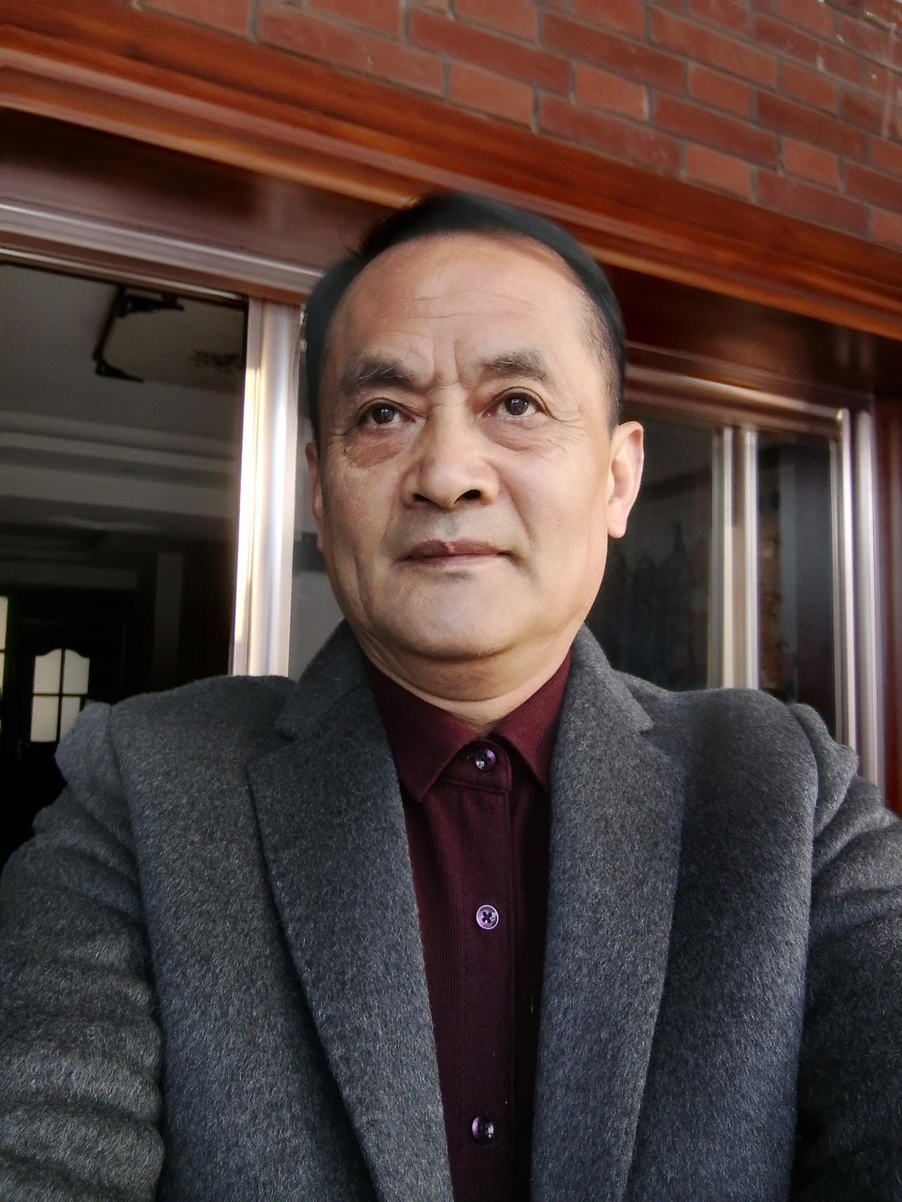 这老头子在家自拍了一张照，好像一位总统先生。不像吗…