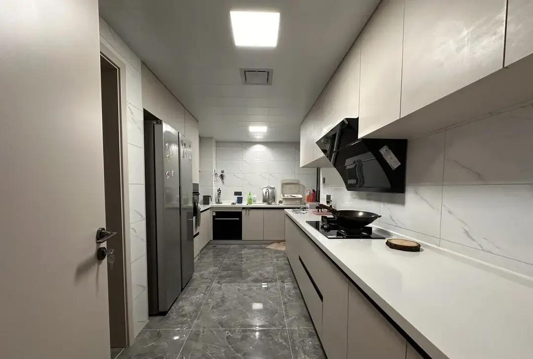 徐家汇东方曼哈顿那套172平大宅从2480万一路砍到1900万，房东两年亏掉五百