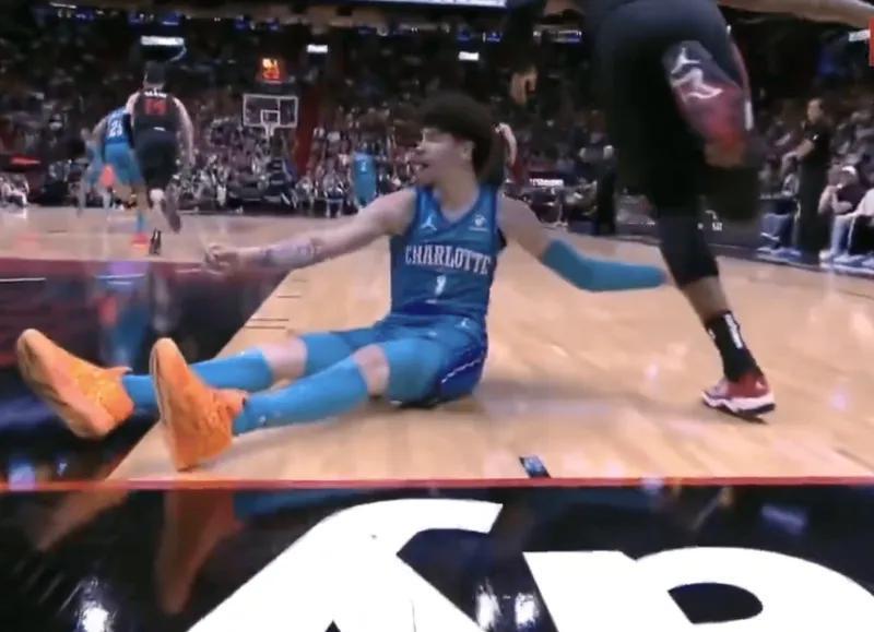 美媒回击鲍尔：闭上臭嘴吧，这不是你第一次绊倒阿德巴约了04月16日讯，在备受瞩