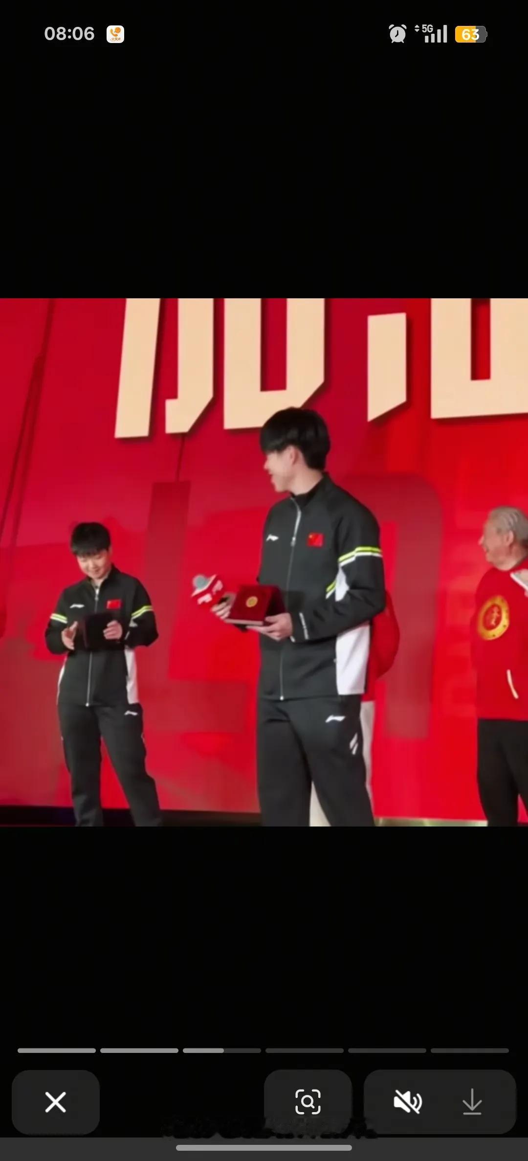 莎莎与大头，明明是并肩而立的同龄人，可在朝夕相处间，他望向她的眼神，总带着几分兄