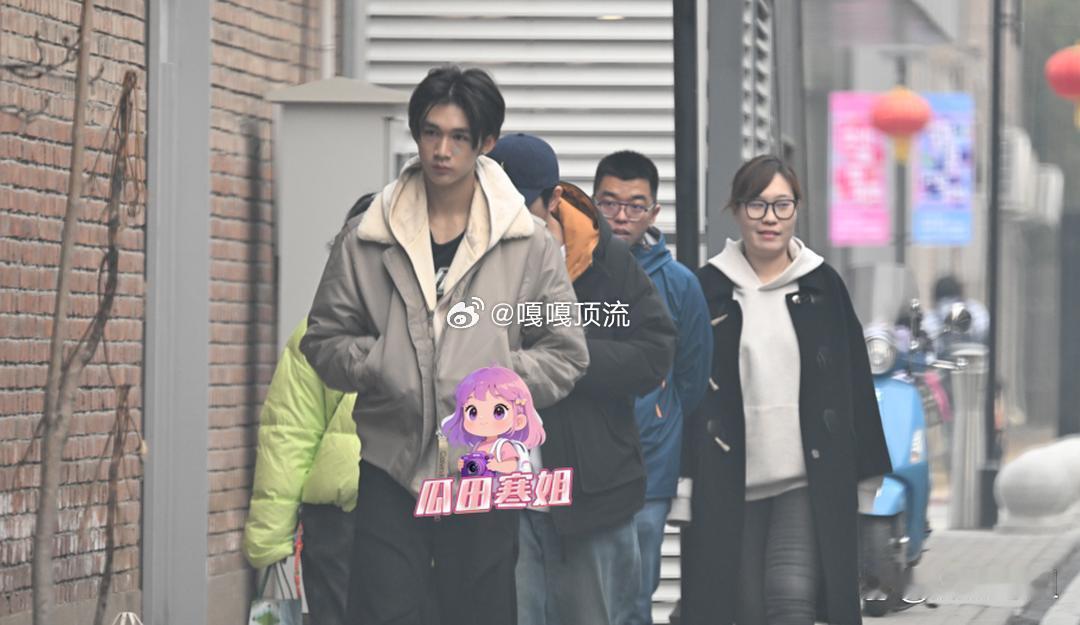 刘大锤贴脸问荣梓杉荣梓杉被曝劈腿前在园区溜达荣梓杉心事重重，年轻人难免犯错。希望