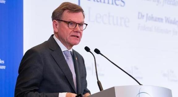 德国外长瓦德富尔在新加坡的发言，简直直白得不留一点余地，他表示德国坚定站美国一边