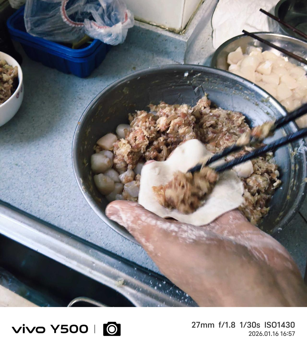 没别的，猪肉馅、酸菜、扇贝丁包烫面饺子。饺子的味道，多么鲜美北方