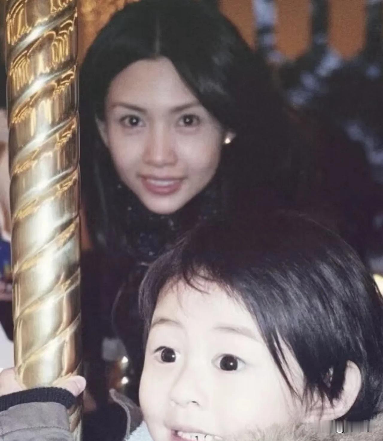 我很吃邱淑贞的颜，带有一种娇憨。她其实很聪明很清醒，王晶帮她捧红她是真，帮助她事