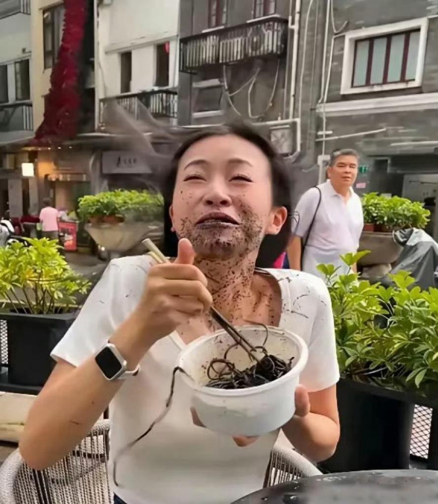 这个小姐姐这是吃的啥，弄得满脸都是，显眼包