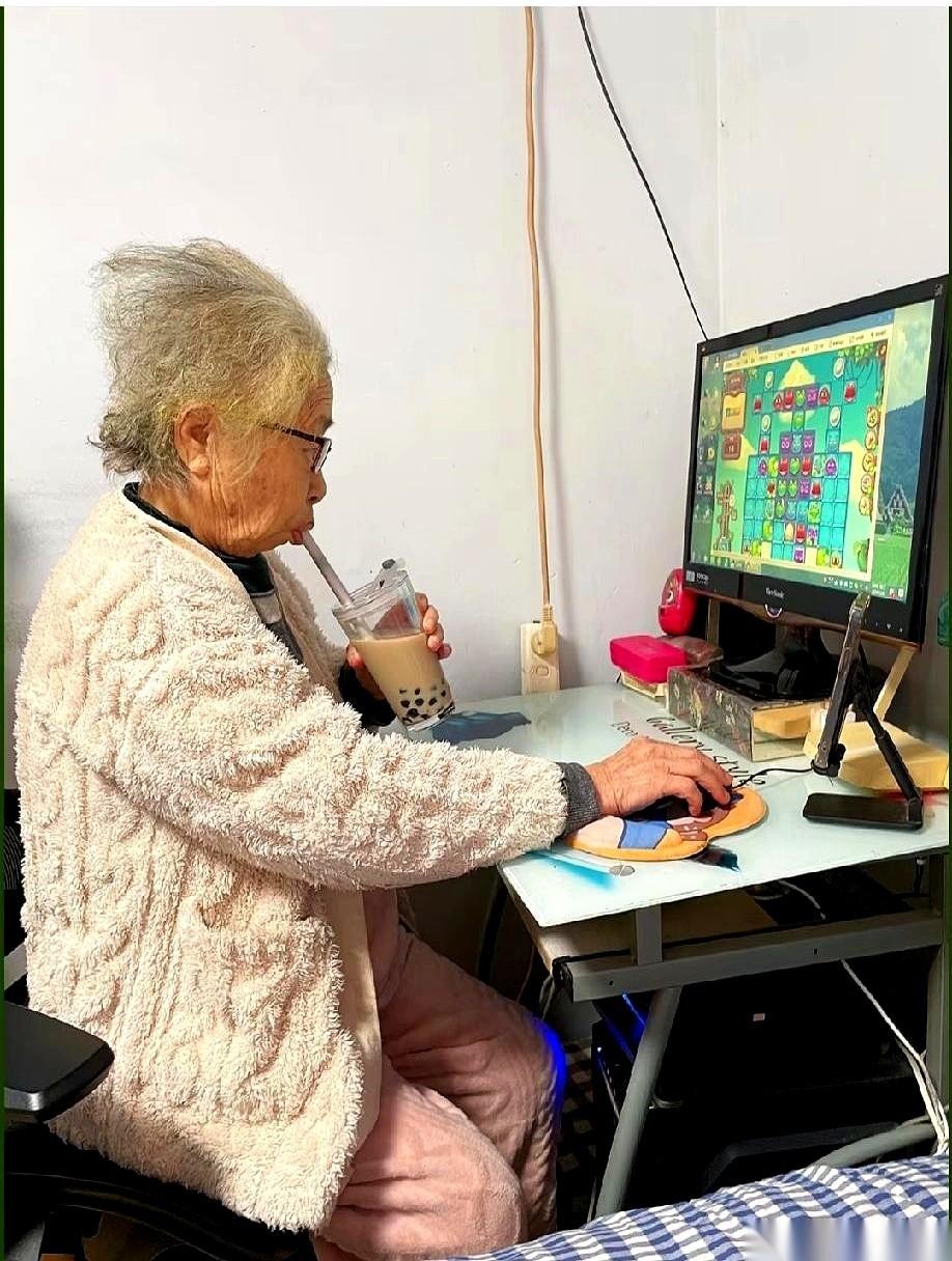 “你那破工作干脆辞了！听我的，回老家考个编！”电话那头，儿子没说话。两秒后，嘟