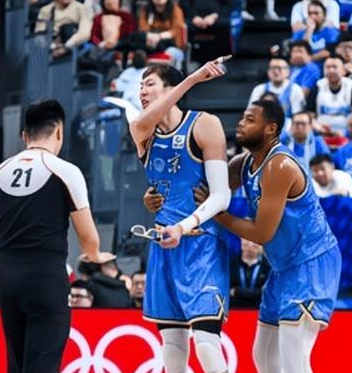 北京男篮球员周琦调侃讽刺CBA潜力赛。北京男篮球员周琦和翟晓川一起参加一档节目当