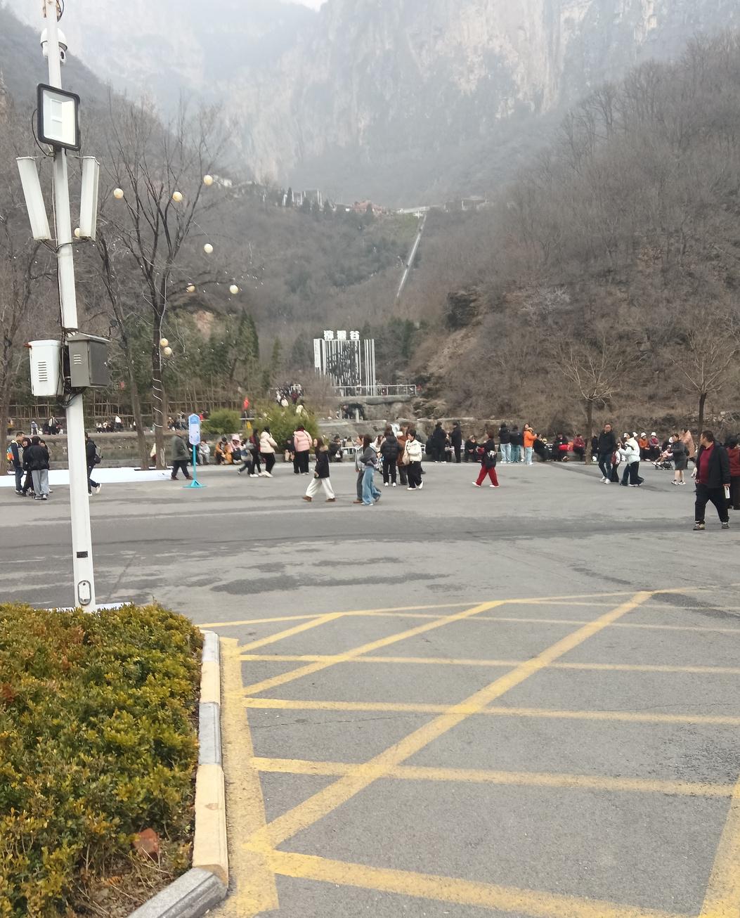 云台山猕猴谷！姐妹们，我们到云台山啦！今天是三八女神节，景区里人真不少，大家