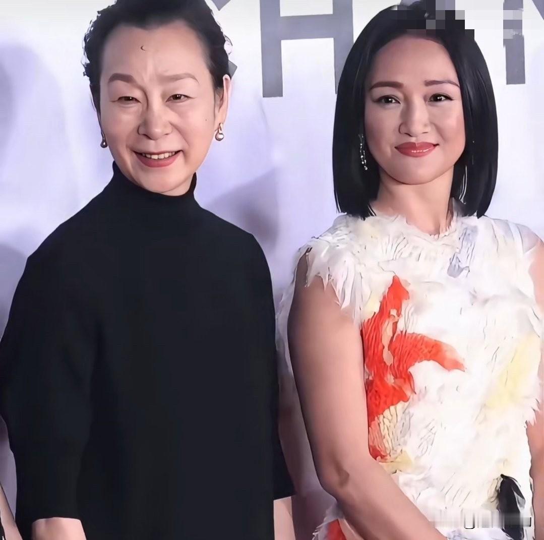 周迅奚美娟红毯生图刷屏全网！51岁的周迅与71岁的奚美娟亮相釜山电影节，外网直