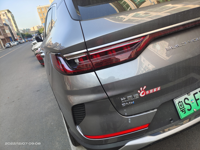 新车一个月灯爆了买一个月的车。车子停在马路边，第二天就发现这个灯爆了附近也没