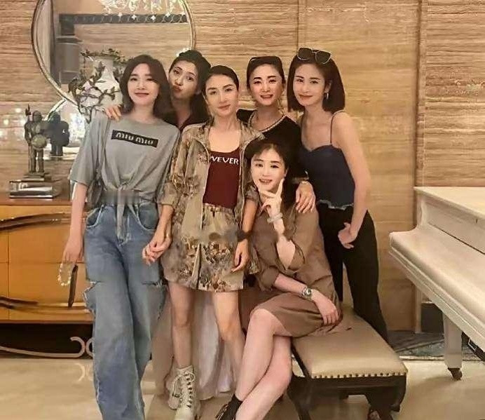 《甄嬛传》剧组重聚，颖儿居然是最漂亮的，她的脸好像没变化。​​​