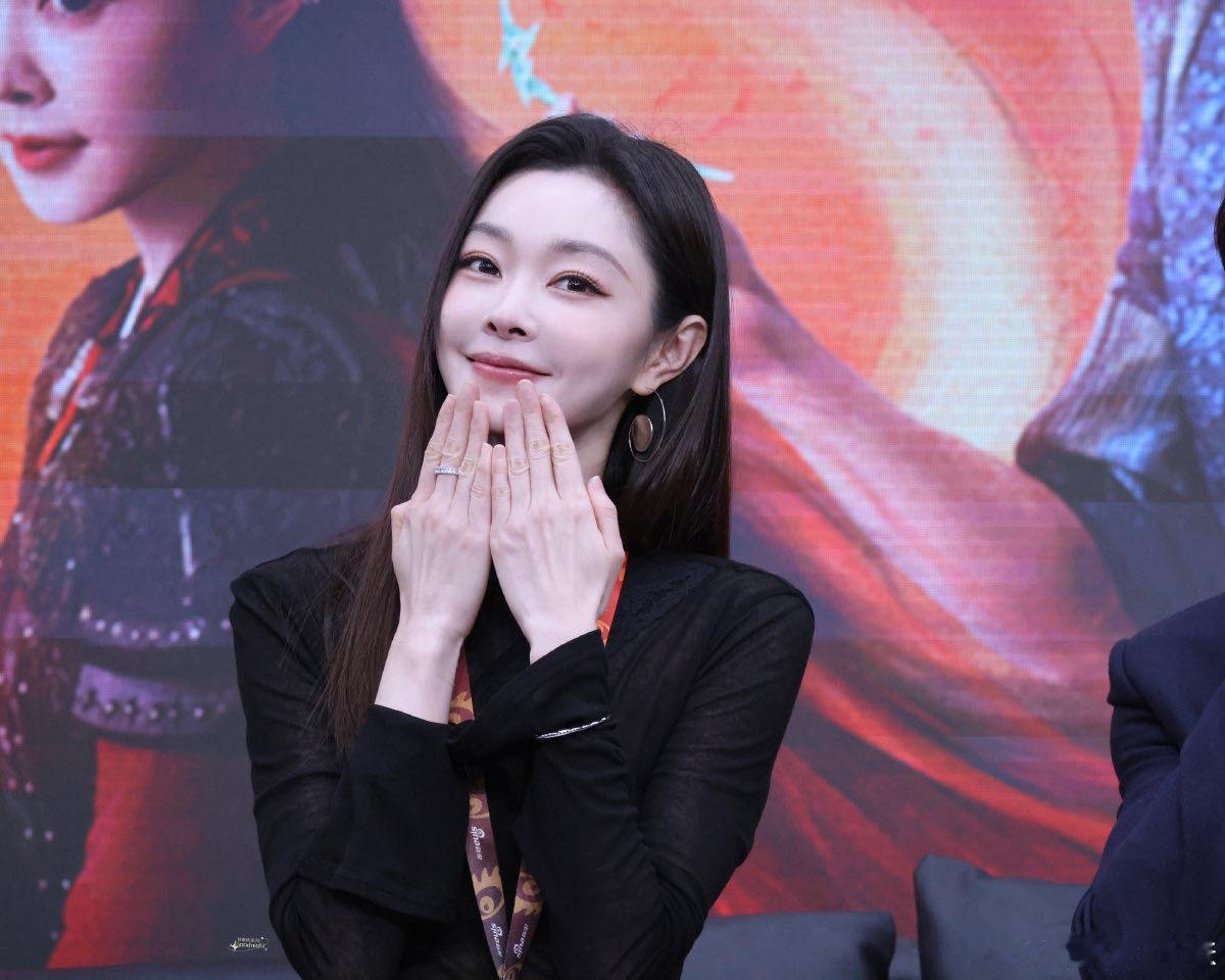 宋轶回应整容宋轶一直都很美，现在的妆容更符合当下的审美趋势，让她看起来更加光彩照