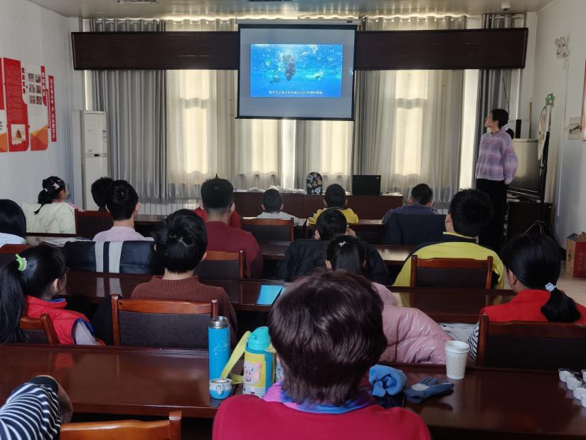 童趣创意环保！怡然社区青少年用贝壳制作‘变废为宝’冰箱贴