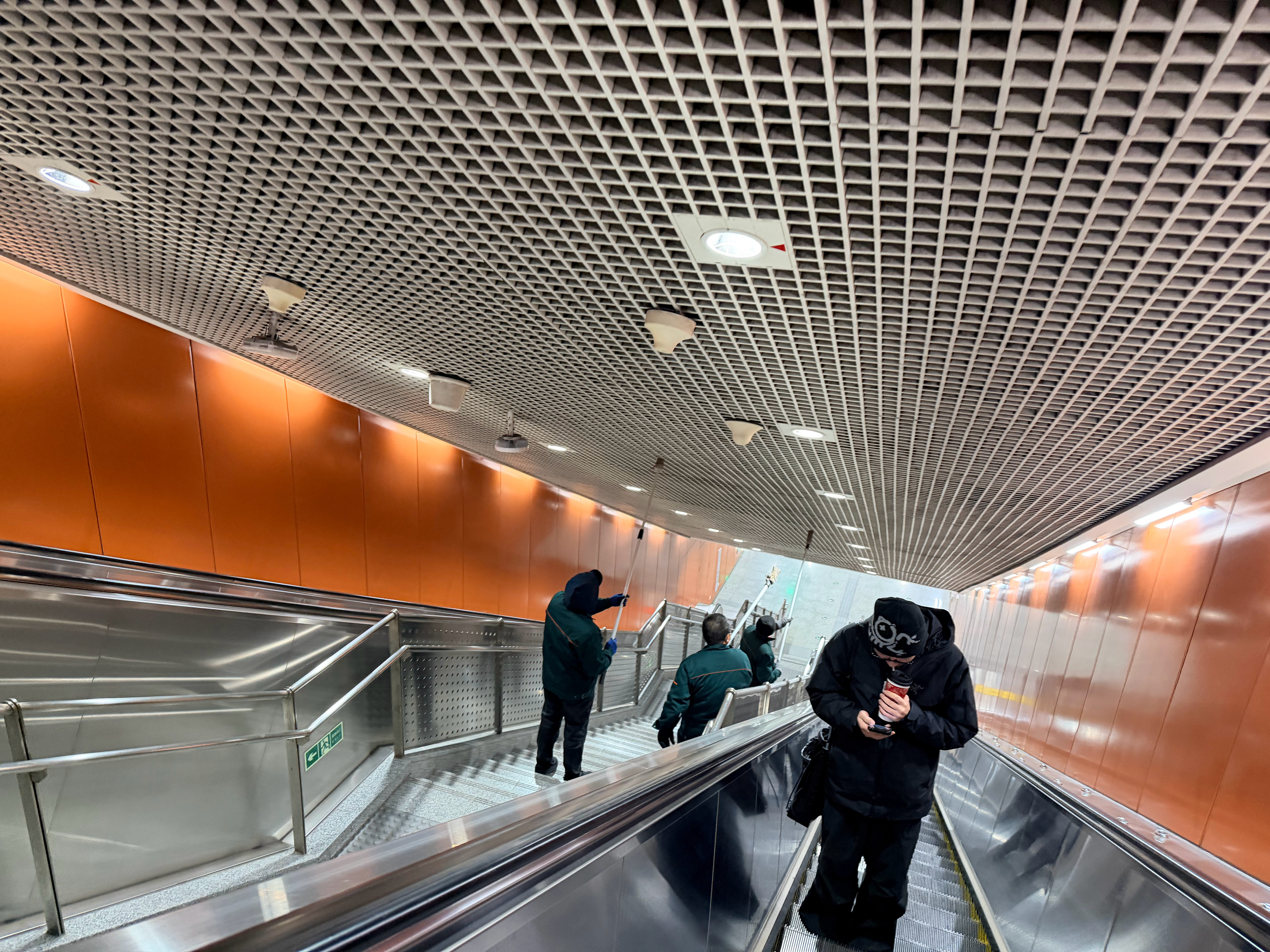 有些设计师电脑上大笔一挥，视觉效果蛮好，但不考虑实际维护的问题我刚看到保洁人员拿